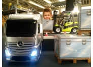 Mercedes Benz Actros Sattelschlepper und Clark 25 Forklift Gabelstapler von Dickie Toys