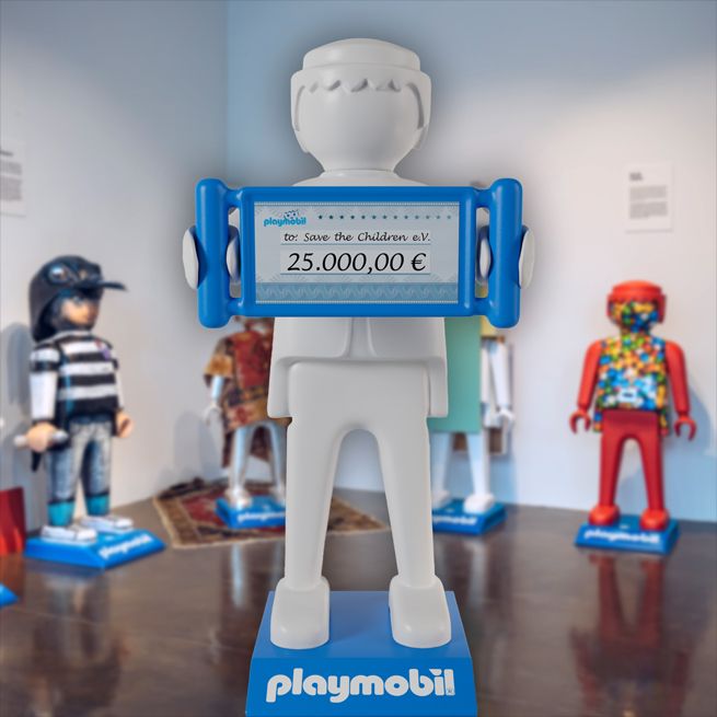 Playmobil-Kunstwerke für über 25.000 Euro versteigert: Künstler spenden Erlöse an Save the Children e.V.