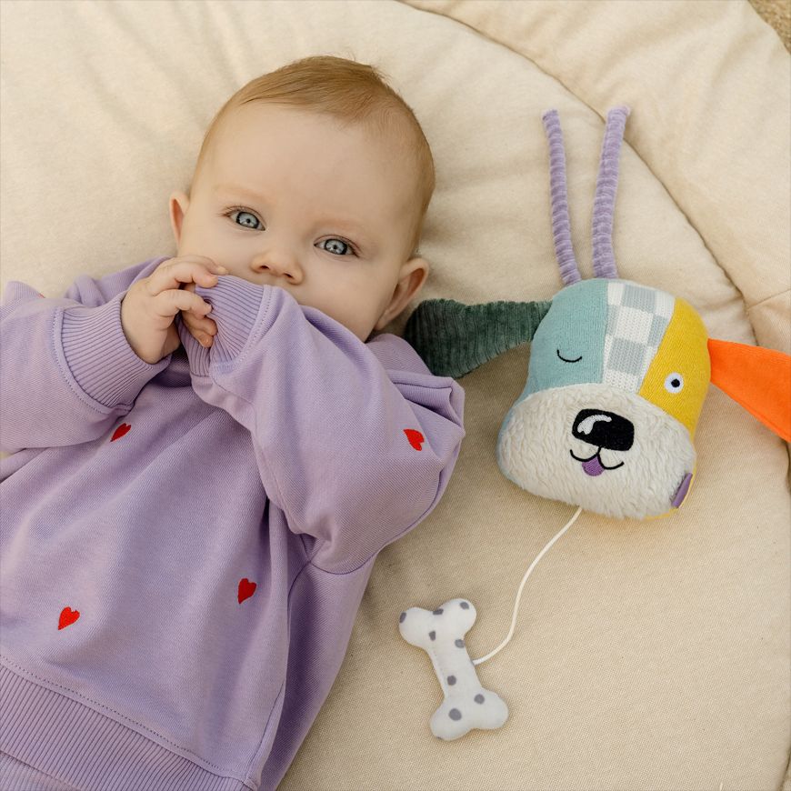 Fehn GmbH präsentiert neue fehnNATUR®-Kollektion 2025 Ein bunter Hund – ‚Dotty‘, der Held im Babyzimmer!