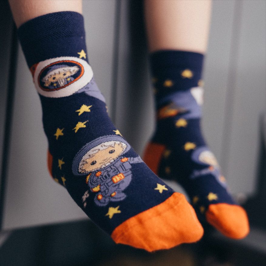 Coole Socke bringt Farbe ins Leben - mit Sandmännchen-Lizenz!