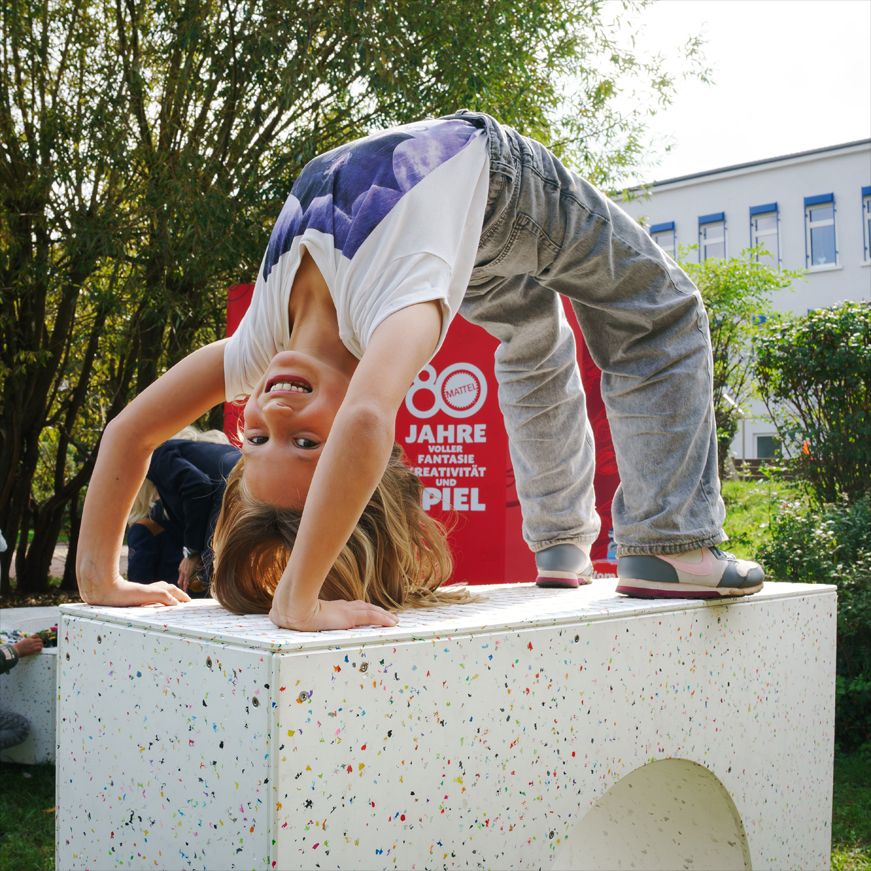 Mattel feiert 80 Jahre mit Meilenstein: Erste recycelte Spielplatzgeräte aus dem PlayBack-Programm für deutsche Schule