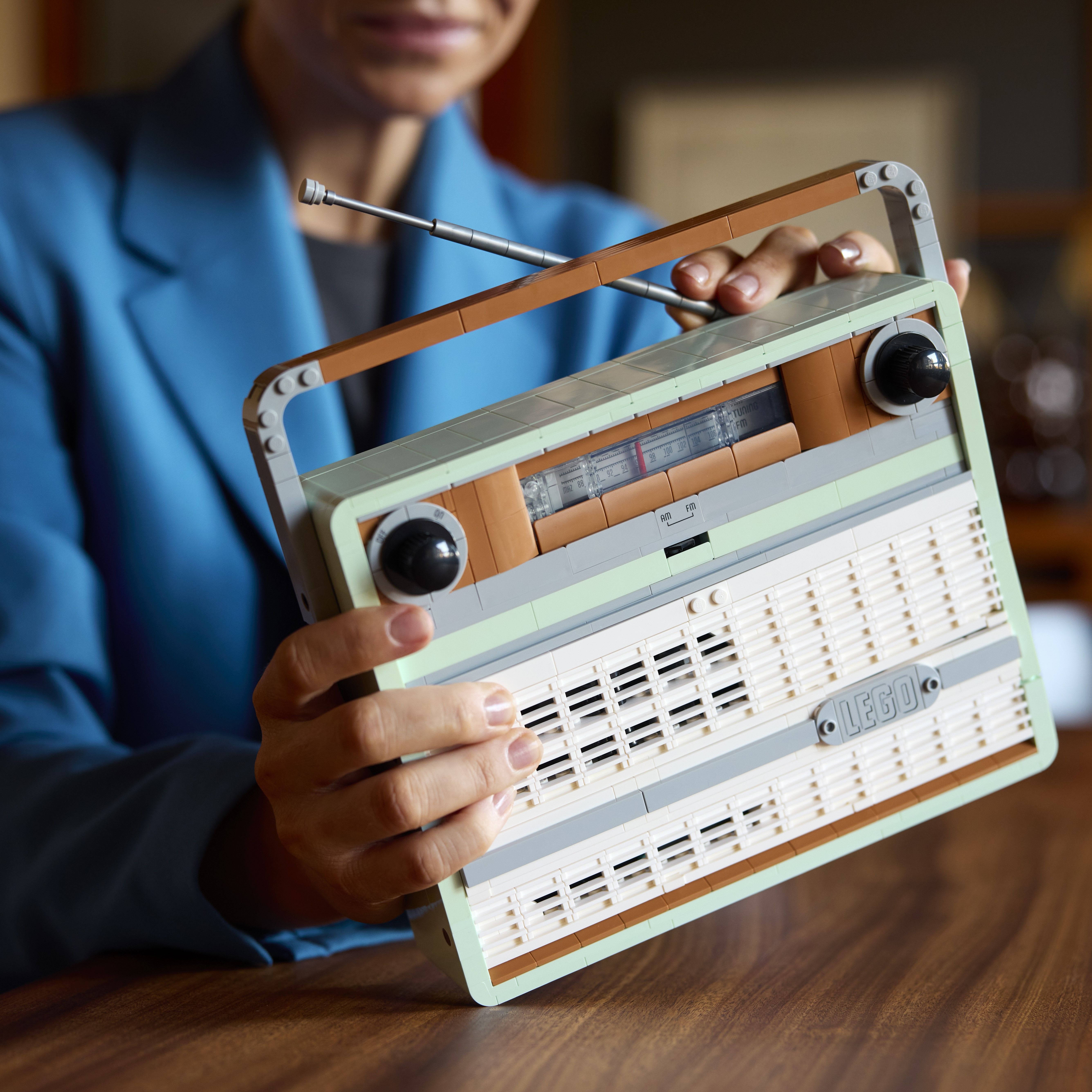 LEGO Icons Retro-Kofferradio Set: Vintage-Charme mit moderner Funktionalität