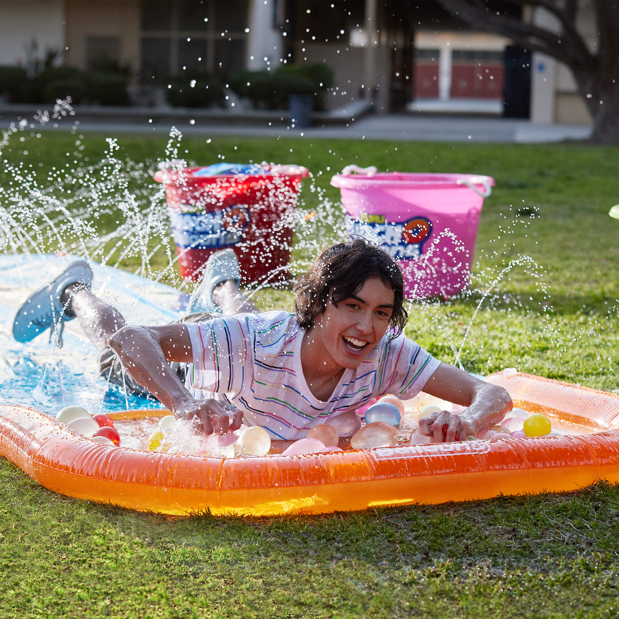 Rutsche mit dieser Bunch O Balloons Wasserrutsche in den Partysommer!