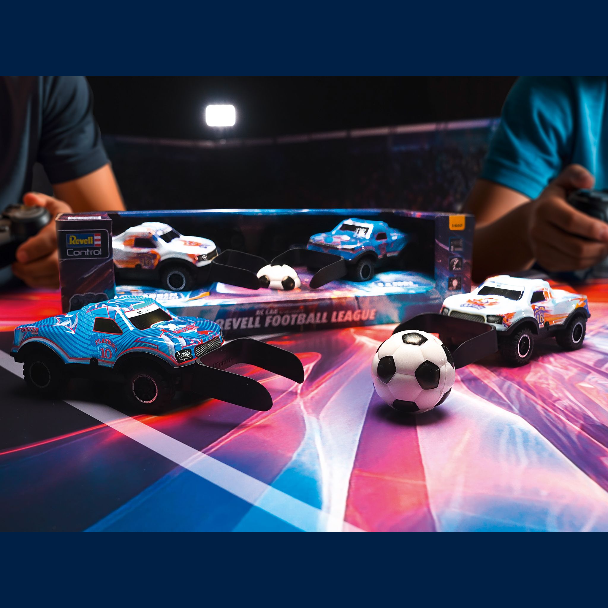 Das Runde muss ins Eckige – mit dem Revell Control Football League Set