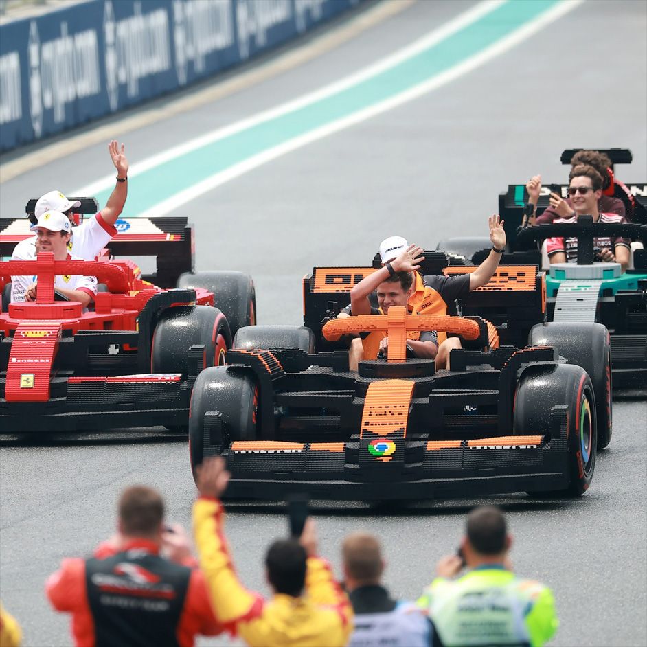 LEGO & Formel 1 zeigen fahrbare LEGO-Rennwagen mit F1-Stars beim GP Miami 2025.