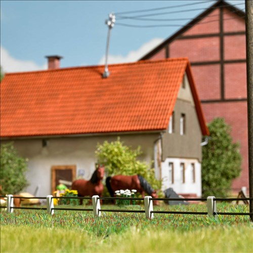 Busch Neuheiten im September: Von Fachwerk-Pferdestall bis Feldbahn-Highlights für detailreiche Modellwelten