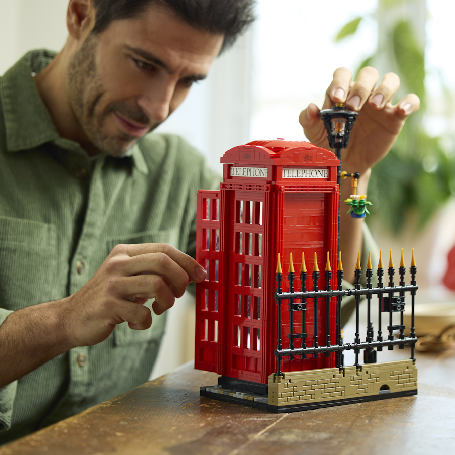 Das neue LEGO® Ideas Rote Londoner Telefonzelle Set ist da