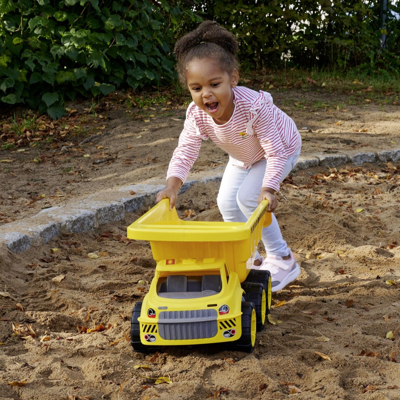 Viel Spielspaß auf der Baustelle mit dem BIG Power Worker Mega Kipper