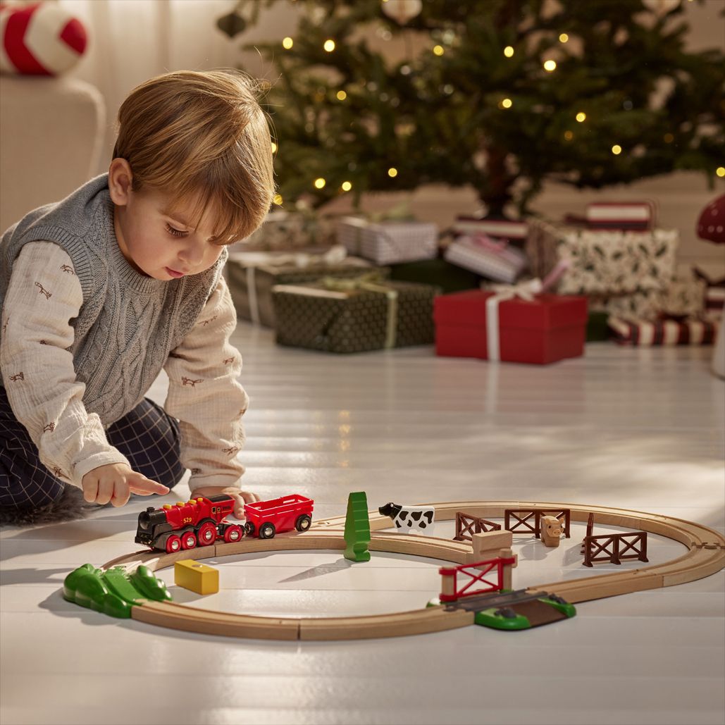 Leuchtende Augen garantiert: BRIO feiert Weihnachten mit der Roten Lola & Co.