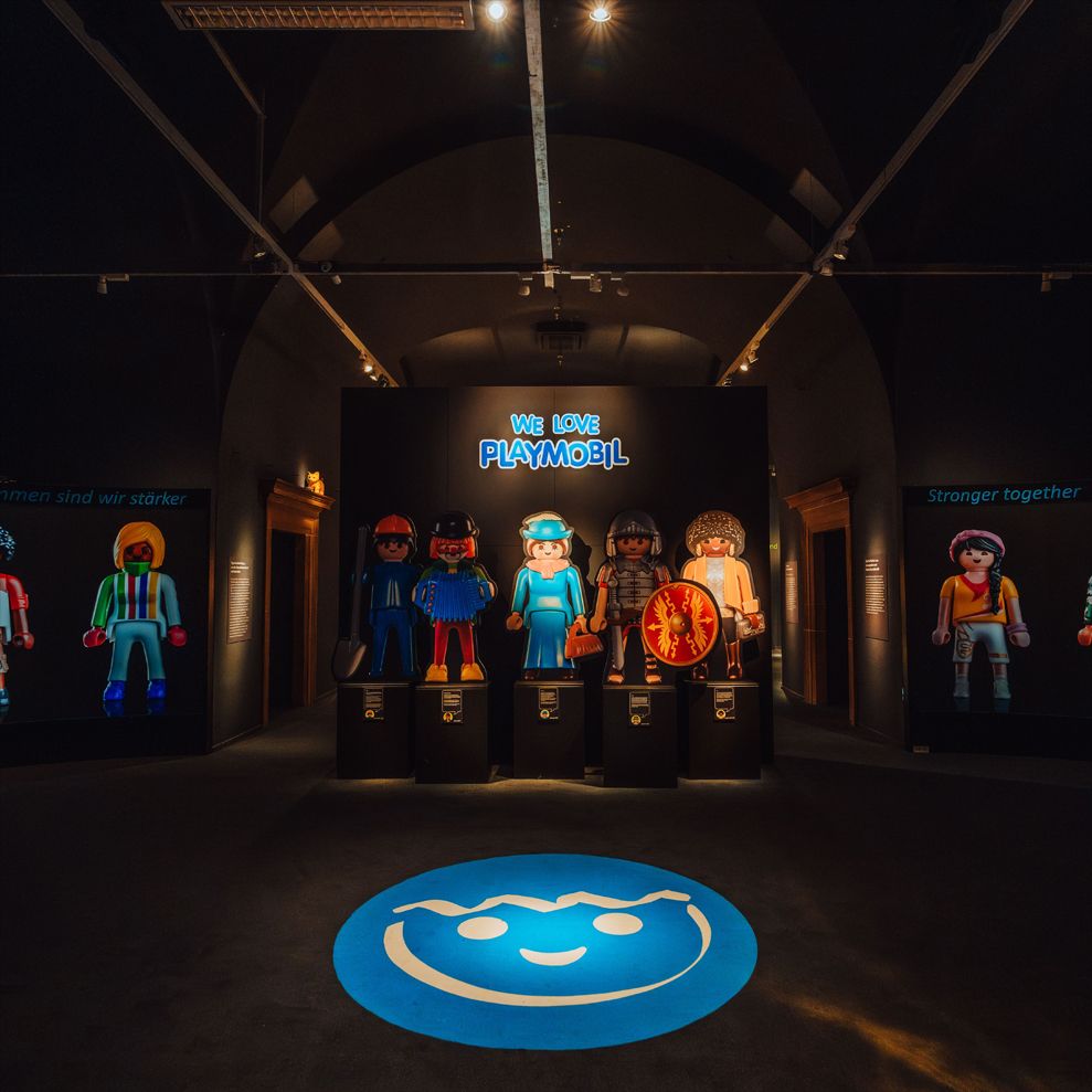 Die erfolgreiche Ausstellung „We Love PLAYMOBIL. 50 Jahre Spielgeschichte(n)“ geht in die Verlängerung
