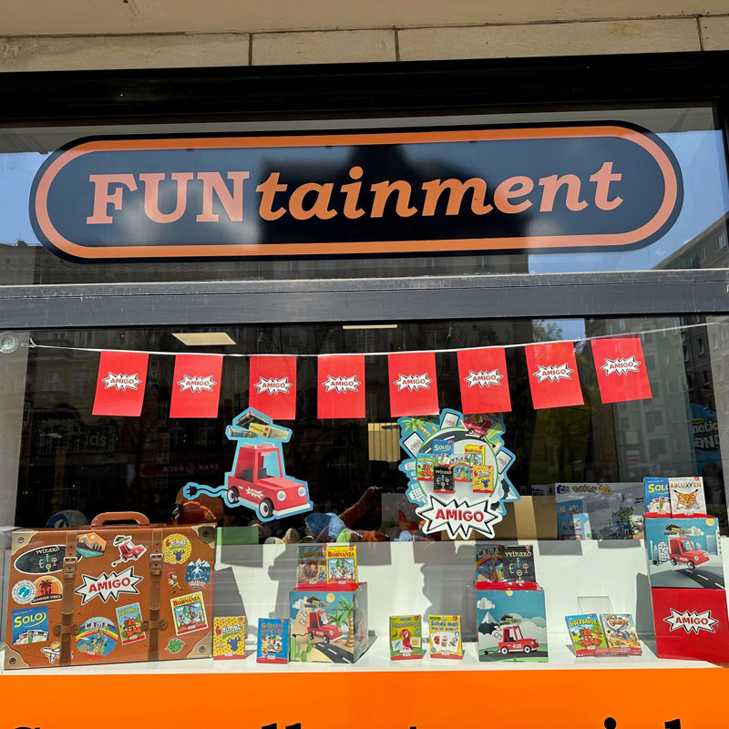 AMIGO-Fachhandelsaktion – Schaufenster-Aktion „Wir sind Kartenspiele“ zur Reisezeit